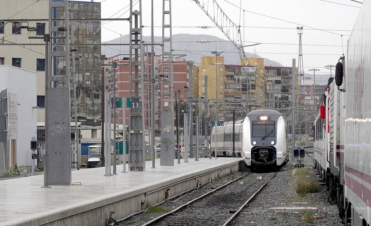 Entrada d'un tren a l'estació d'Alacant