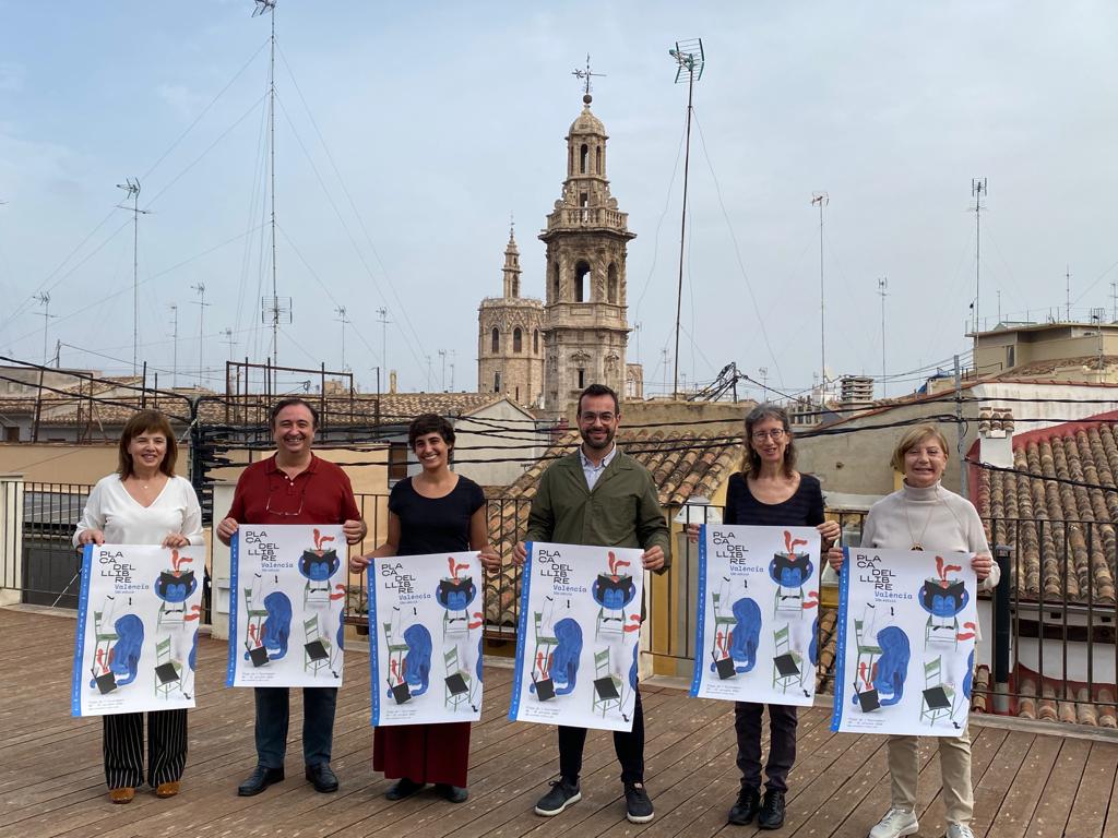D'esquerra a dreta: Alexandra Usó (presidenta d'Escola Valenciana), Rafael Domínguez (director de la Plaça del Llibre), Teresa Val (directora de la Fundació FULL), Ximo López (secretari autonòmic de Cultura i Esport), Anna Gascón (ACPV) i Mercé Viana (AEL