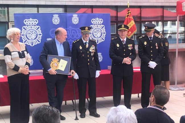 José Luis Roberto, homenatjat per la Policia espanyola recentment a Paterna (Horta Sud)