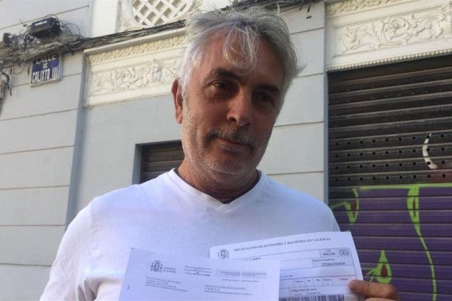 Frances Xavier Tébar, discriminat per parlar en valencià al Centre de Salut d'Alfafar, mostra la multa amb què ha sigut sancionat © À Punt Notícies