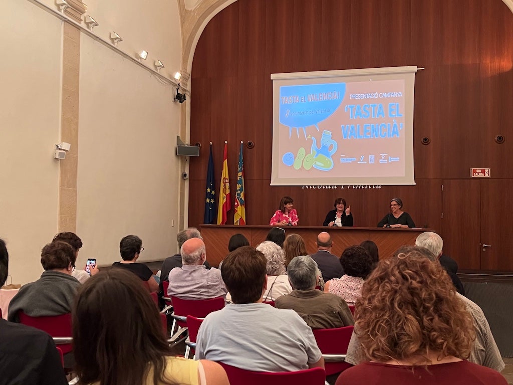 La presidenta d’Escola Valenciana, Alexandra Usó; la presidenta de l'AVL, Verònica Cantó, i la coordinadora del Voluntariat pel Valencià, Xon Doménech