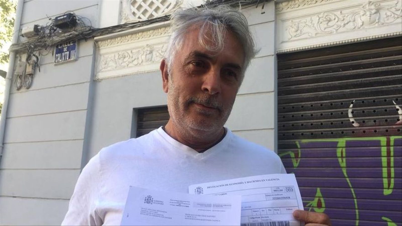 Frances Xavier Tébar, discriminat per parlar en valencià al Centre de Salut d'Alfafar, mostra la multa amb què ha sigut sancionat