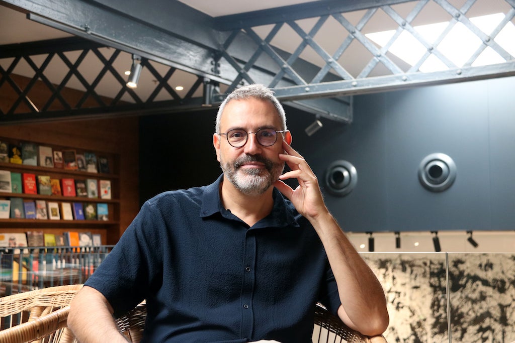 El poeta Manuel Forcano, a la presentació de la seua antologia «Arabesc», a Barcelona  | Oriol Darnés | ACN