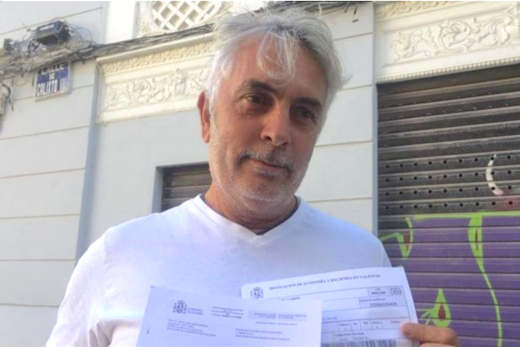 Frances Xavier Tébar, discriminat per parlar en valencià al Centre de Salut d'Alfafar, mostra la multa amb què ha sigut sancionat | © À Punt Notícies