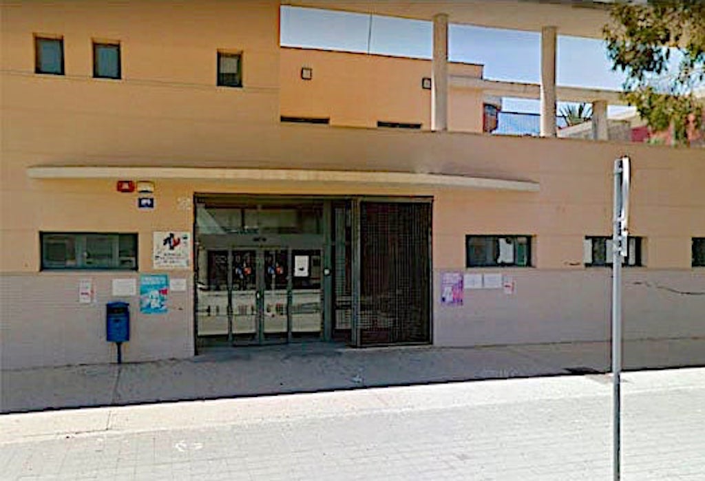 Escola Valenciana denuncia una nova discriminació lingüística a Alacant: «O em parles en castellà o no podrem atendre la teua filla»