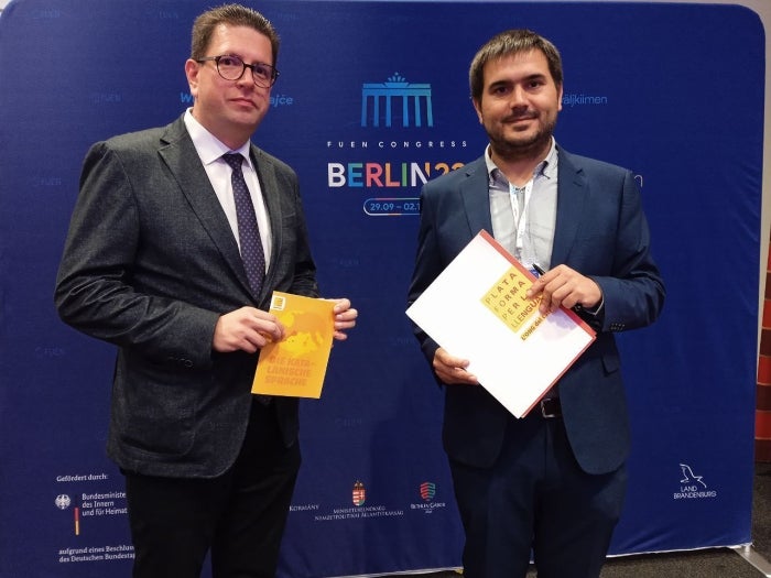 Òscar-Adrià Ibàñez, cap de drets lingüístics de Plataforma per la Llengua, amb el president de FUEN, Vincze Loránt