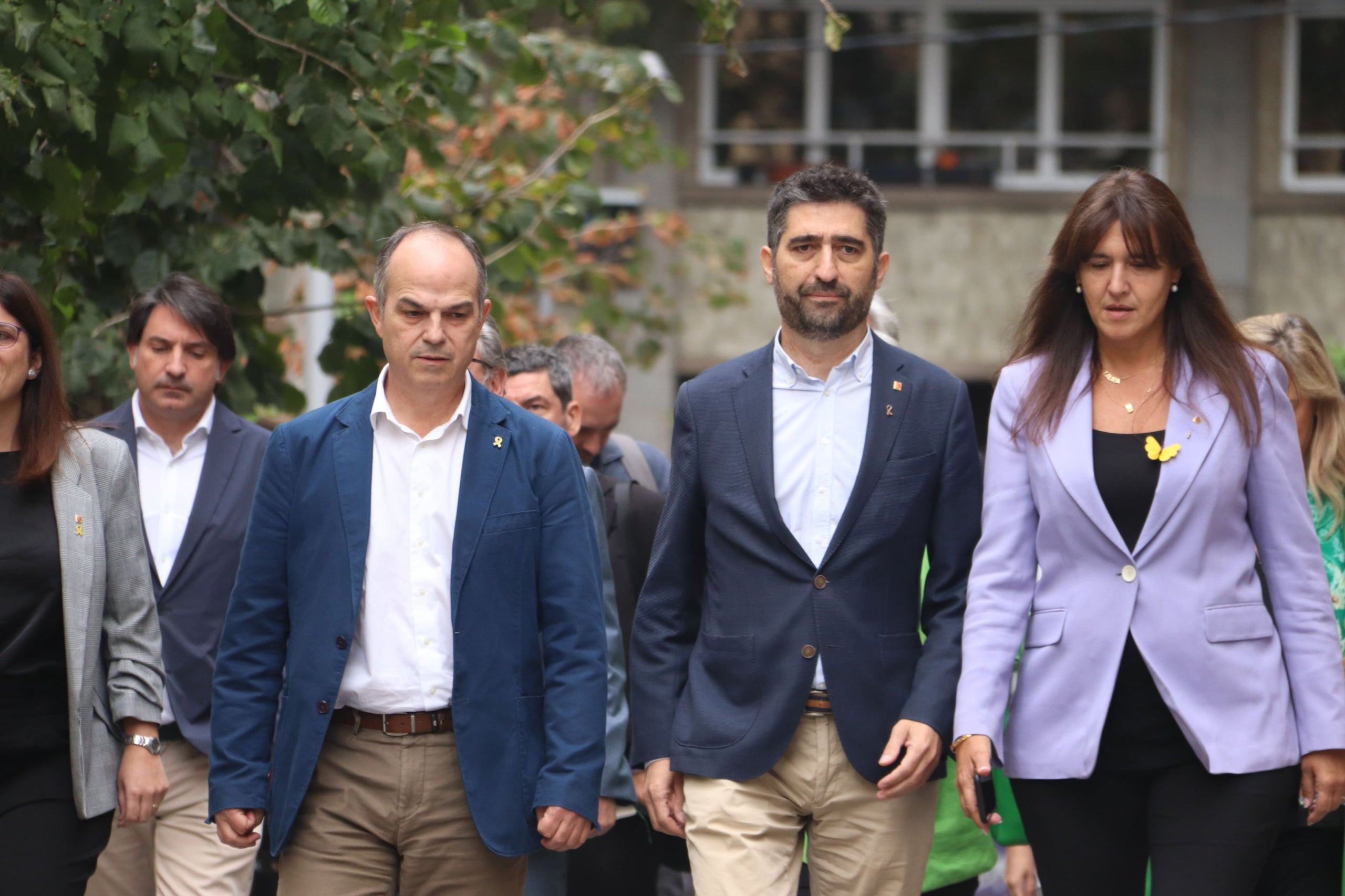 El secretari general de Junts, Jordi Turull; el vicepresident destituït de la Generalitat de Catalunya, Jordi Puigneró; i la presidenta del partit i presidenta suspesa del Parlament de Catalunya, Laura Borràs