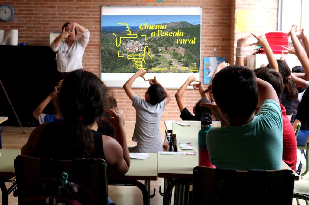 Escola Valenciana acosta la cultura audiovisual a les escoles rurals valencianes