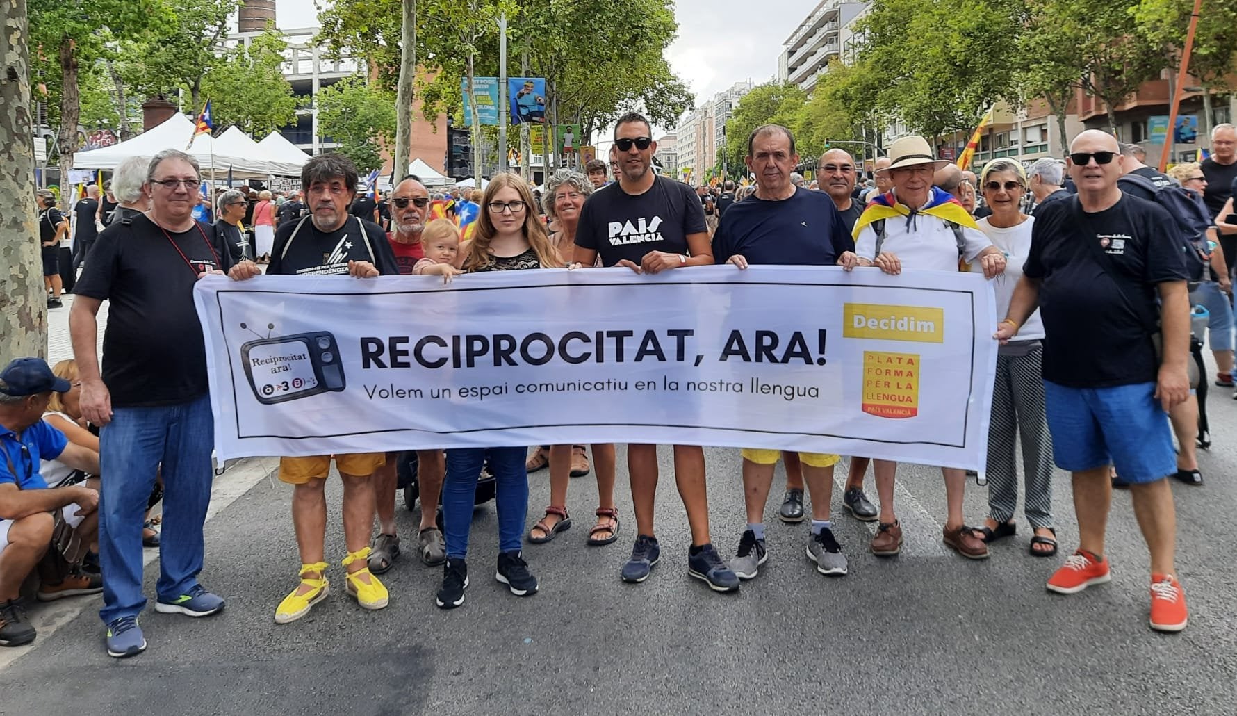 Pancarta reivindicant la reciprocitat dels mitjans en llengua catalana