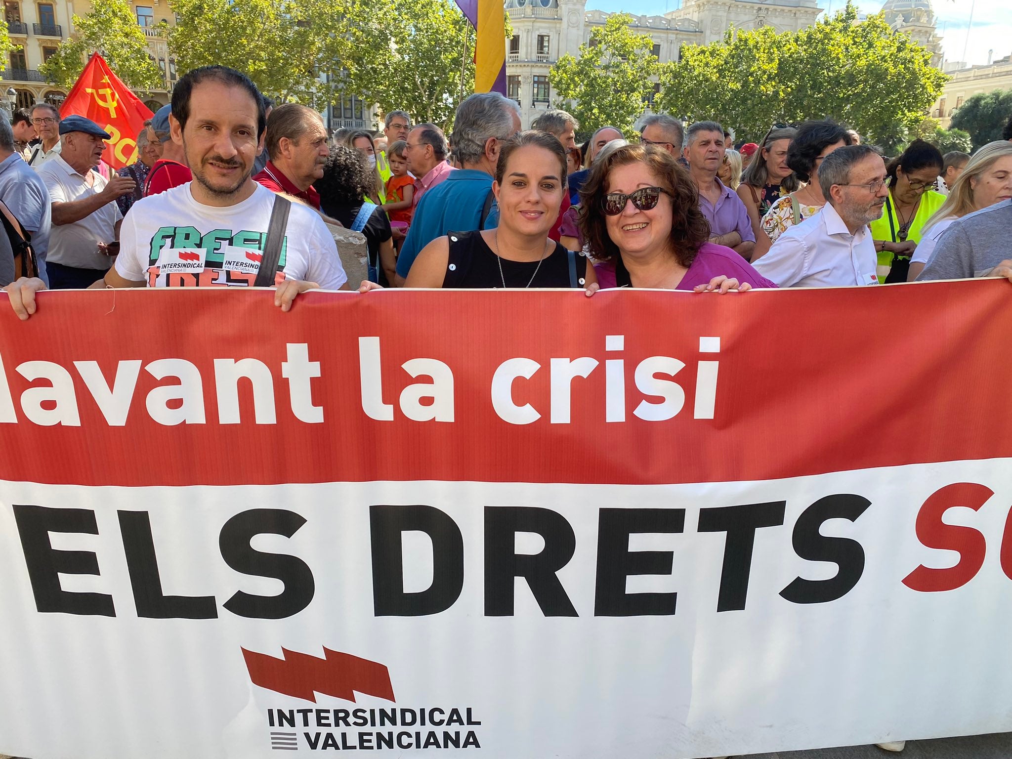 Membres d'Intersdindical a la concentració per la defensa dels Salaris i les Pensions Públiques