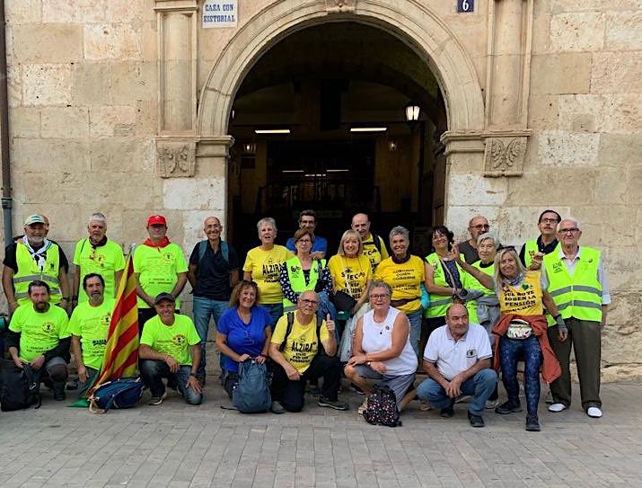 Participants en la marxa davant de l'Ajuntament d'Alzira, 1 d'octubre del 2022