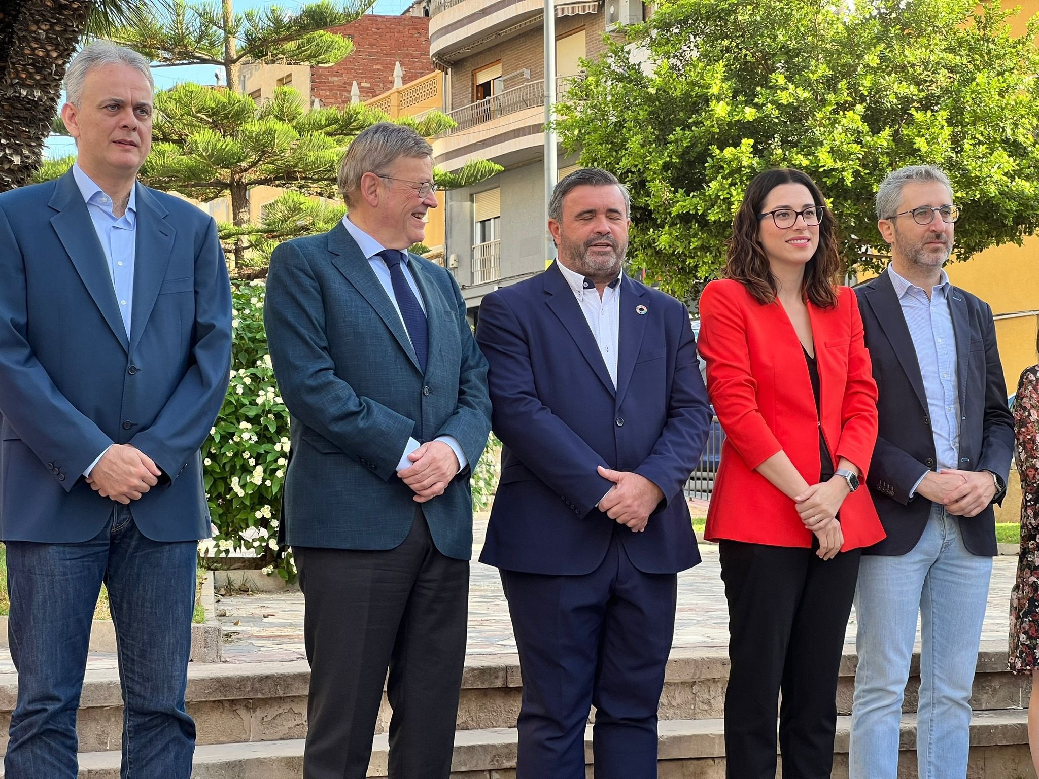 Aitana Mas després del ple del Consell celebrat a Crevillent, al costat de l'alcalde José Manuel Penalva, del president Ximo Puig i dels consellers Hèctor Illueca i Arcadi España