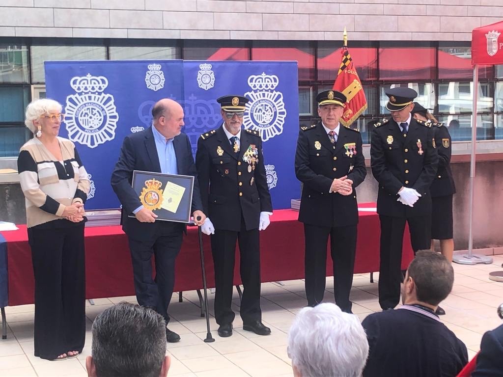 Imatge difosa per José Luis Roberto del seu homenatge per part de la Policia espanyola