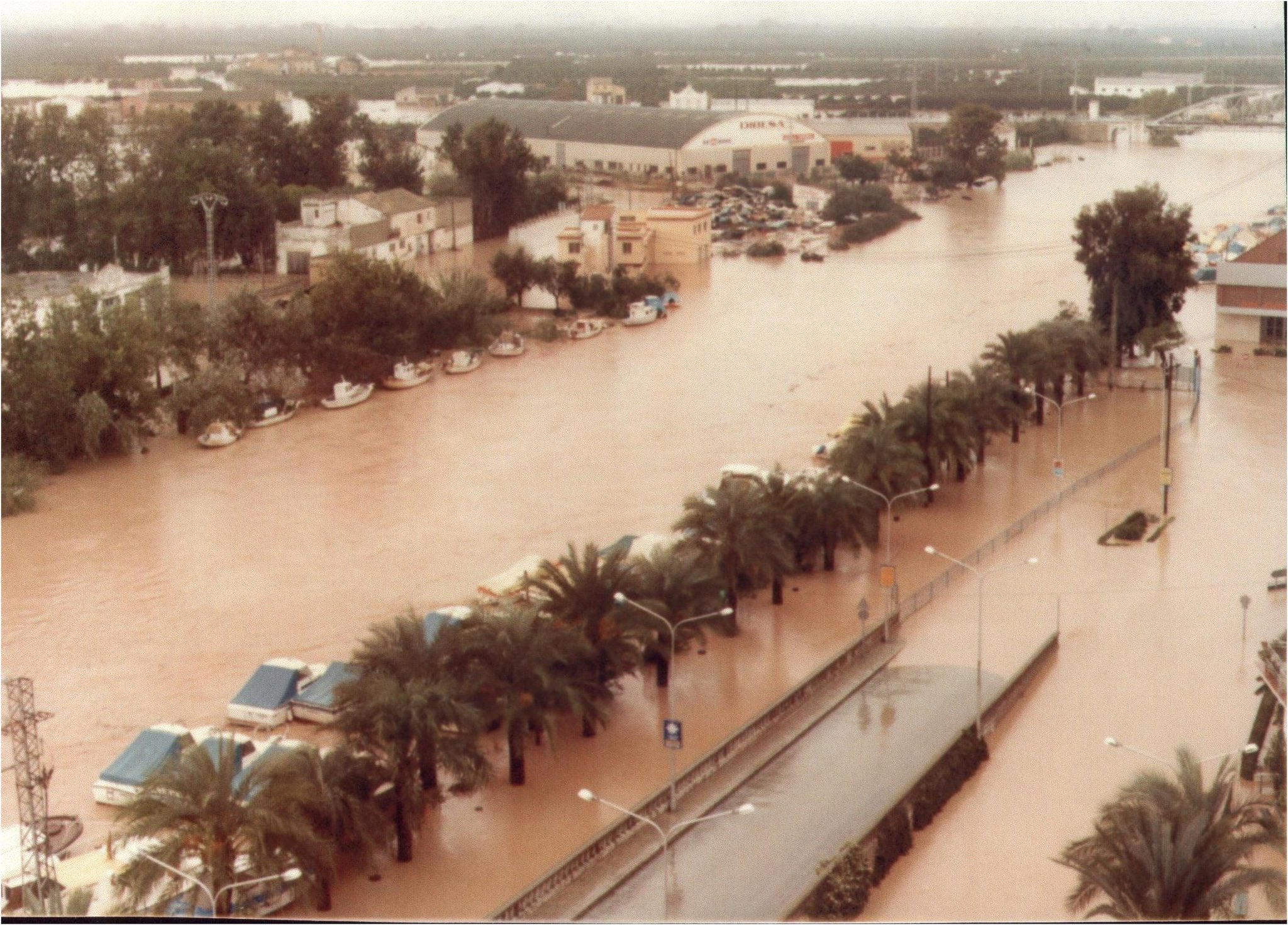 Imatge de Cullera (Ribera Baixa) durant la «pantanada» de Tous el 1982