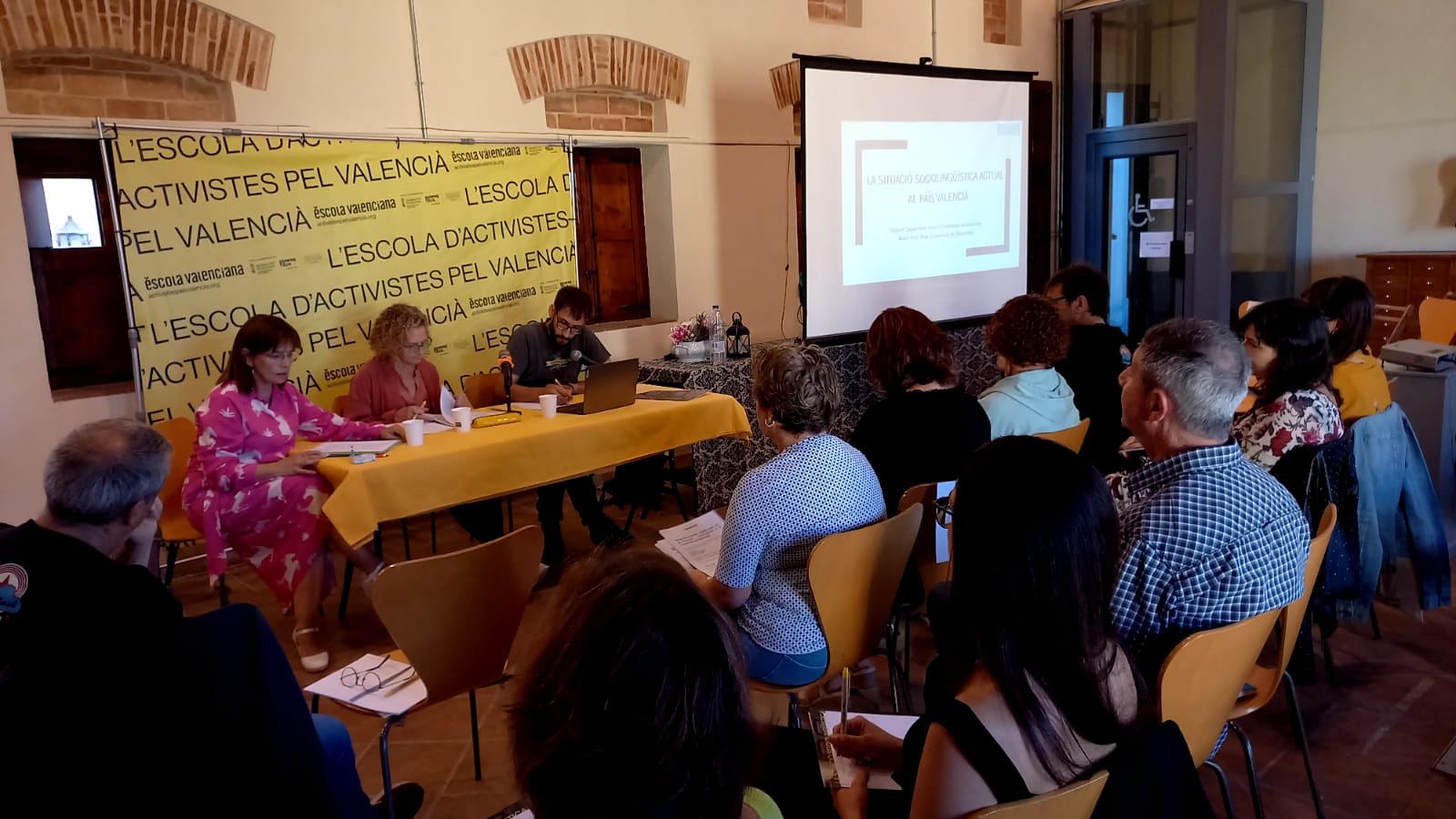 Escola Valenciana reivindica polítiques efectives i comunitats compromeses per a recuperar l’ús de la llengua