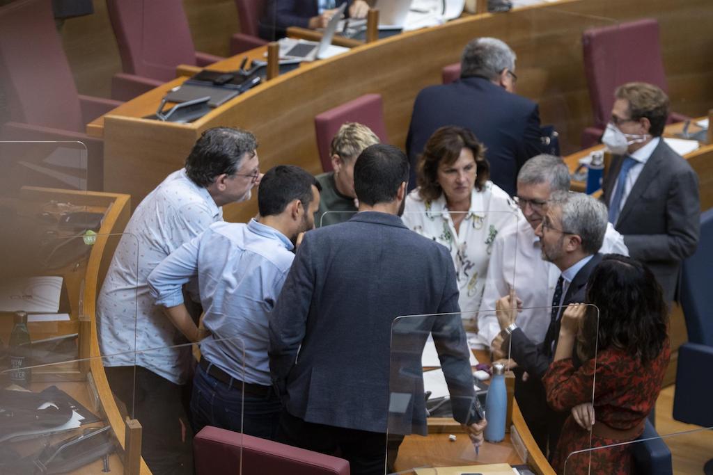 Membres del PSOE i Compromís conversen en el Debat de Política General | Jorge Gil | EP