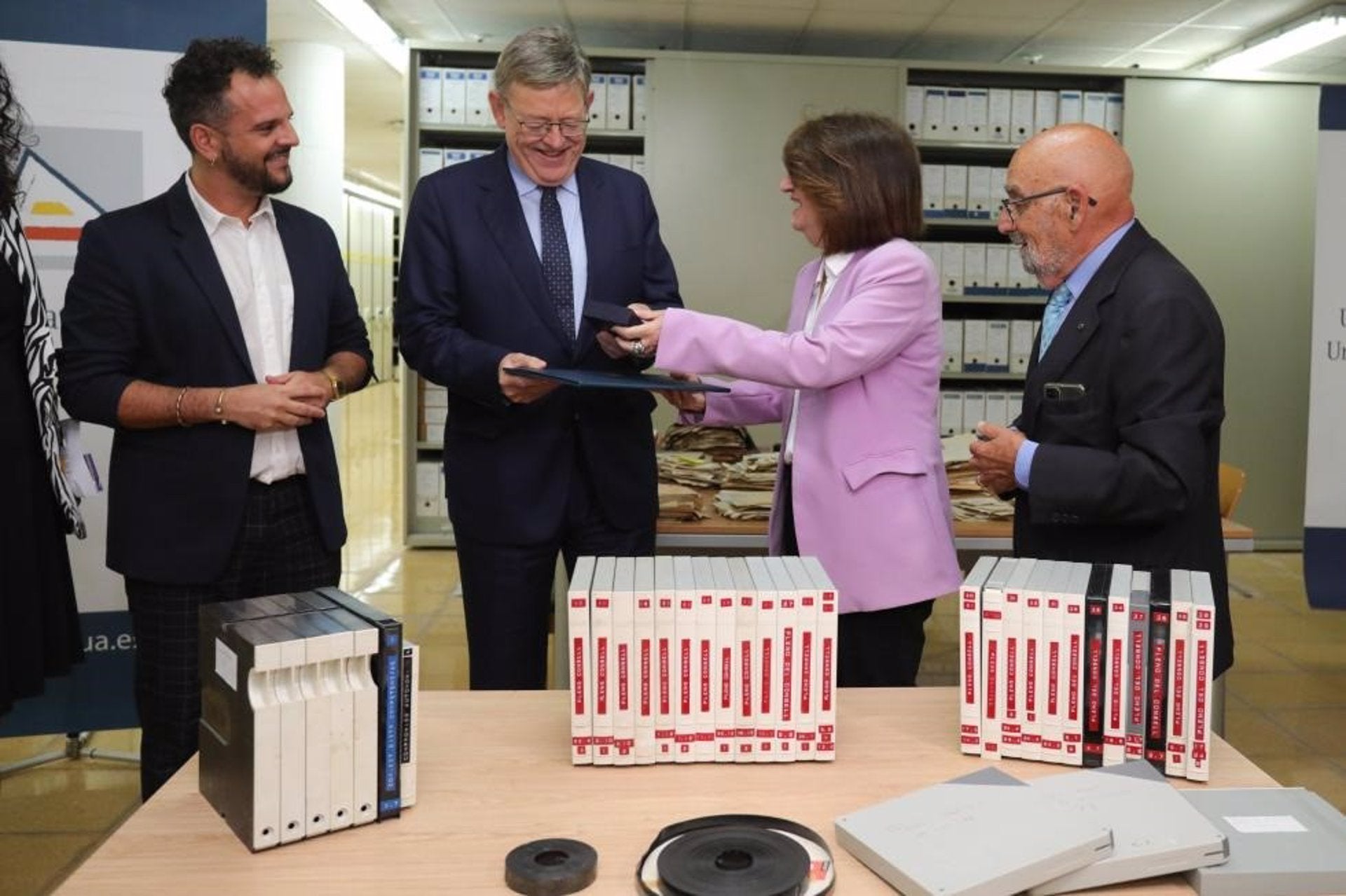 La rectora de la UA, Amparo Navarro, entrega el material audiovisual al president Ximo Puig