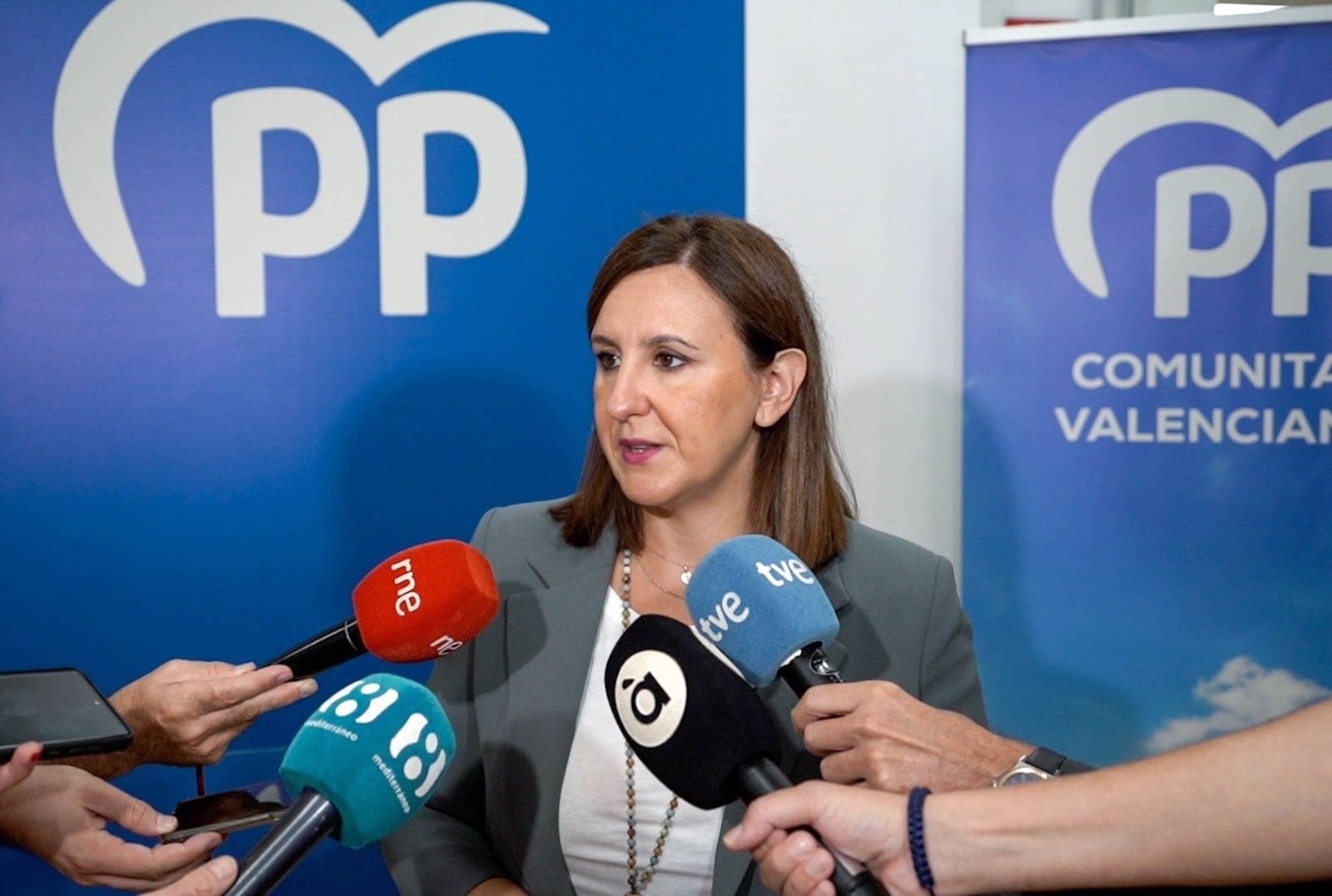 María José Catalá atèn els mitjans de comunicació