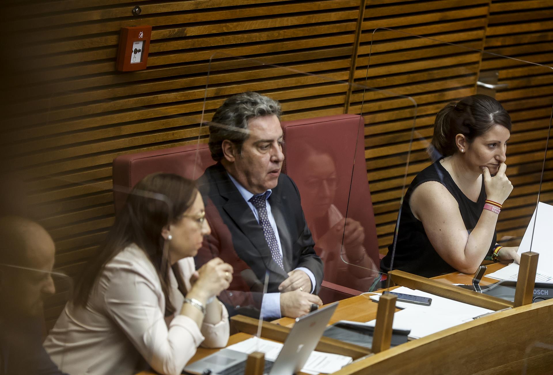 La portaveu de Vox aLes Corts, Ana Vega, a la dreta