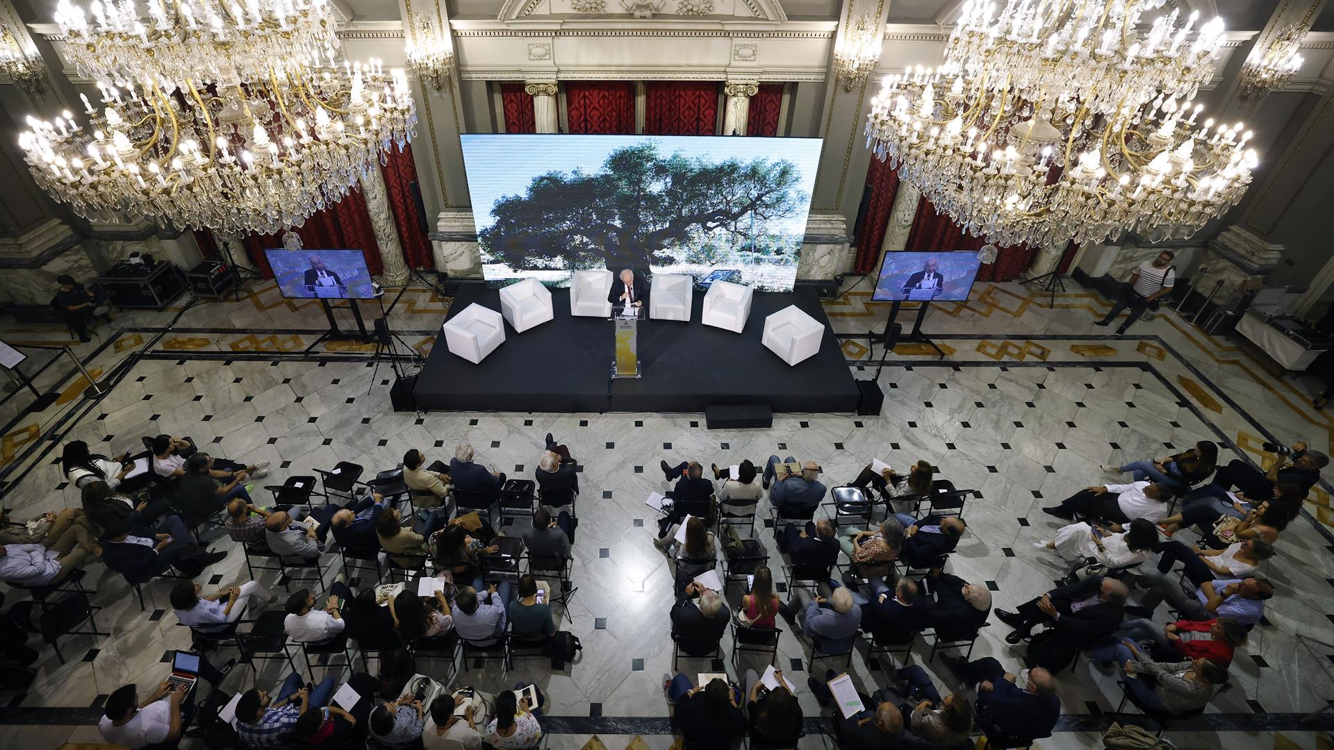 Intel·lectuals demanen des de València un pacte universal per la convivència i tipificar la fam com a delicte