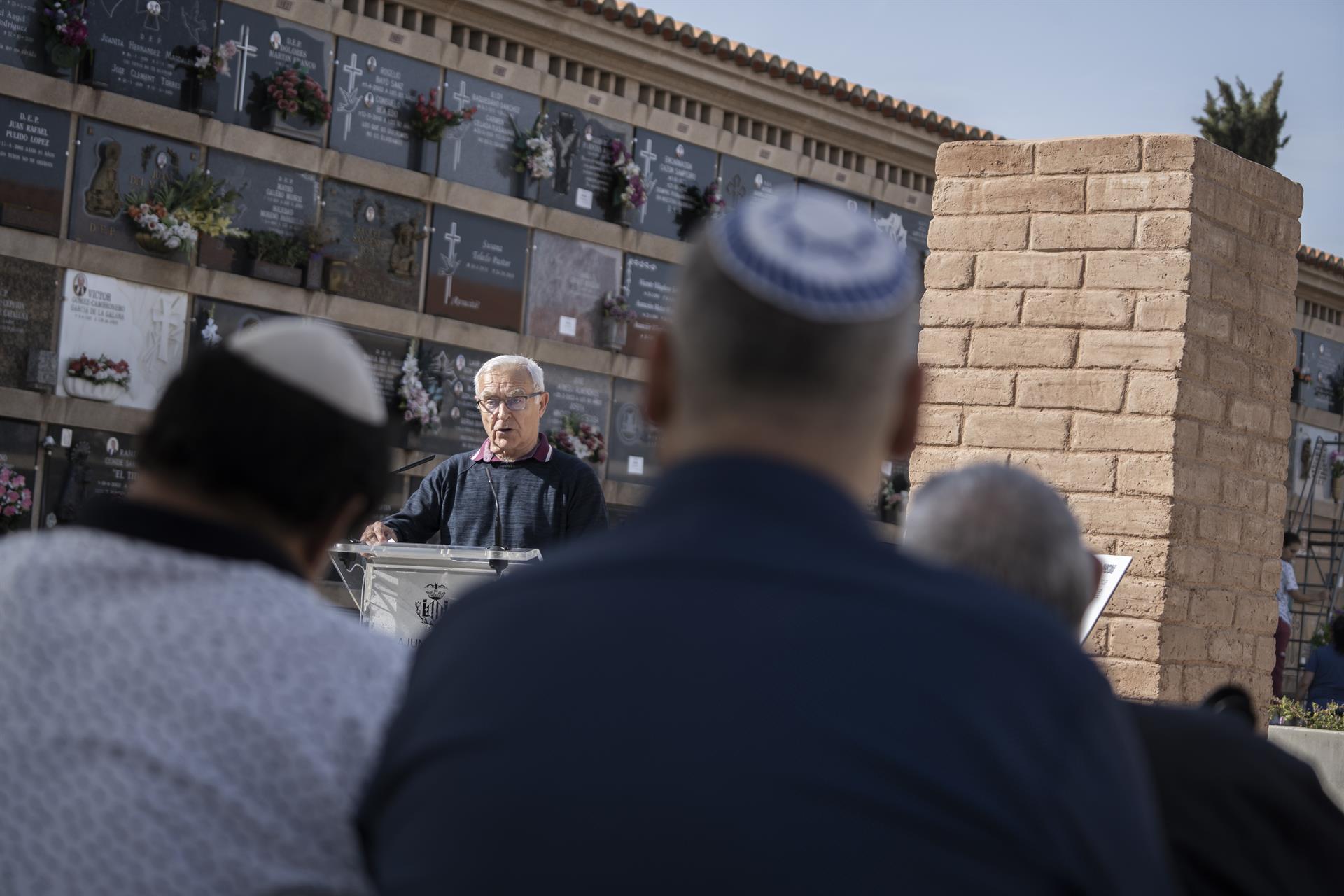 Un monòlit recorda els valencians víctimes de l’holocaust al cementeri general de València