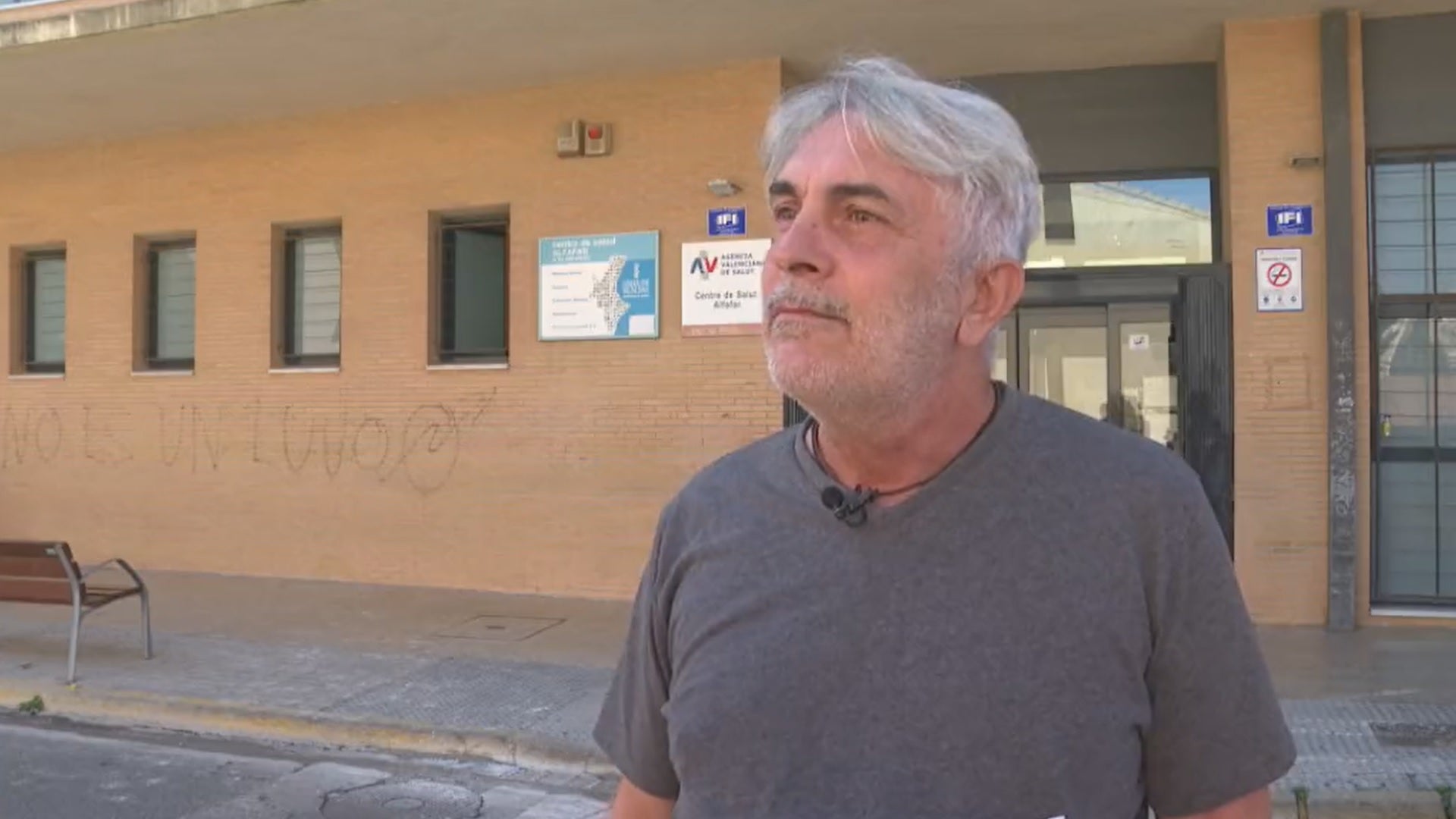 Francesc Xavier Tébar, discriminat per parlar en valencià al Centre de Salut d'Alfafar, mostra la multa amb què ha sigut sancionat