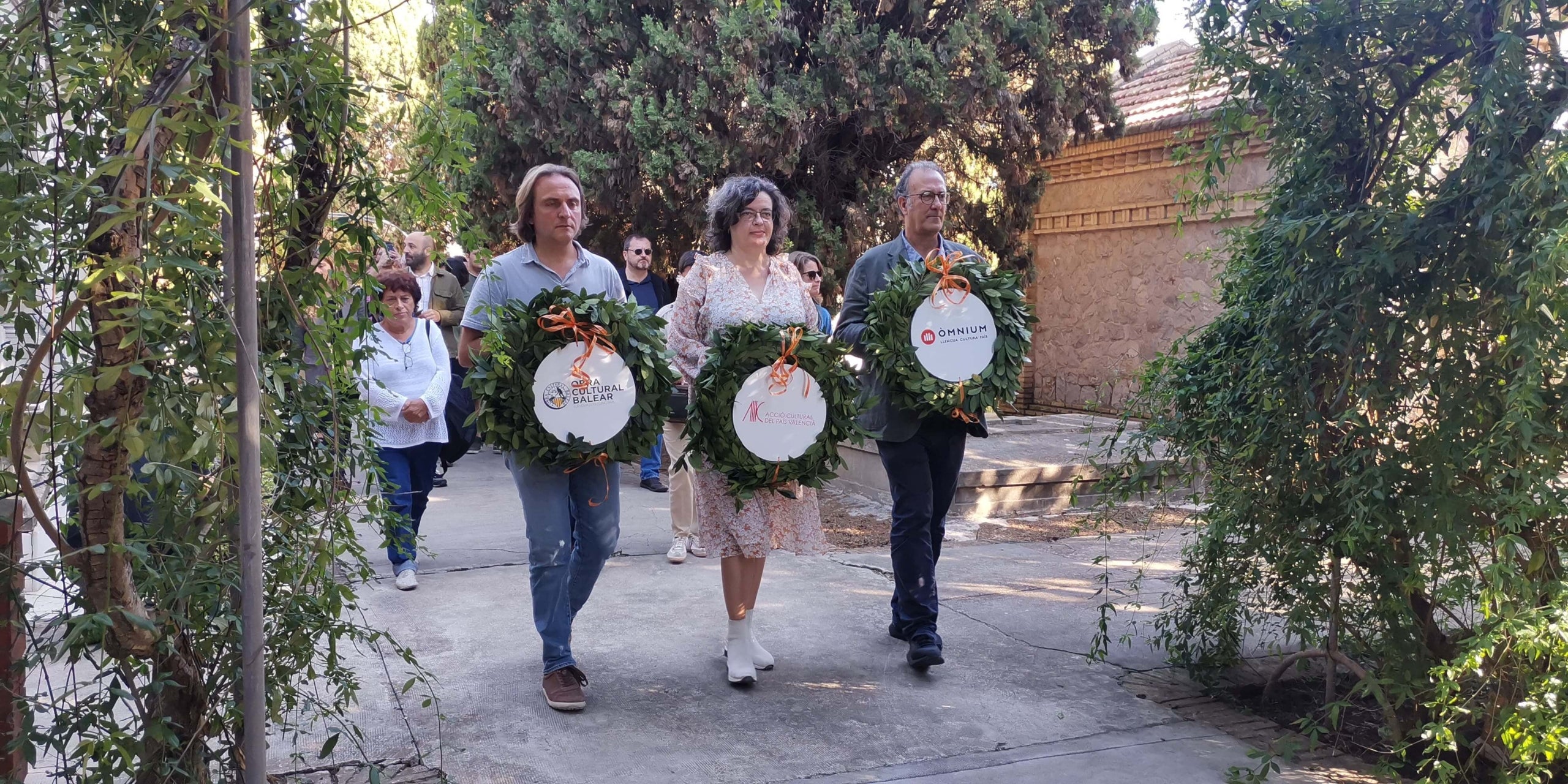 Joan Miralles (Obra Cultural), Anna Oliver (Acció Cultural) i Xavier Antich (Òmnium Cultural) en l'homenatge a Joan Fuster