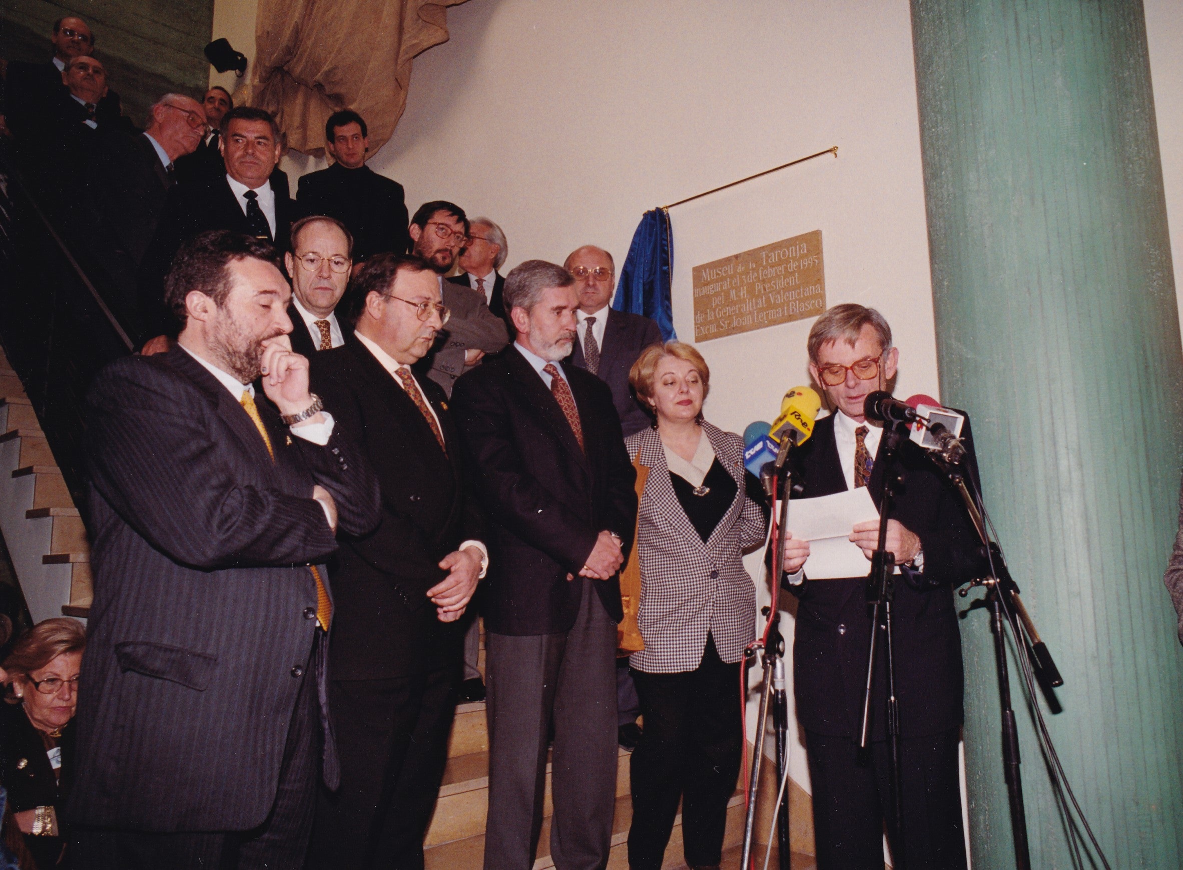 Vicent Abad, llegint el seu discurs en la inauguració del Museu de la Taronja. Al seu costat, la consellera de Cultura, Pilar Pedraza; el president Lerma, l’alcalde Sanchordi i el regidor de Cultura, Josep Palomero. Darrere, d’esquerra a dreta, el preside