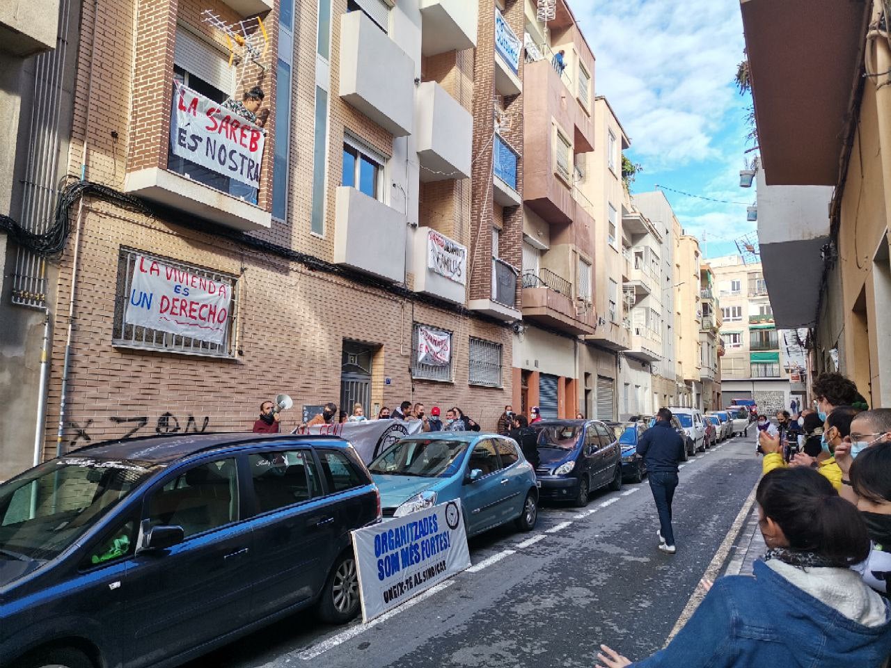 Veïns de Carolines, barri d'Alacant, protesten durant un intent de desnonament