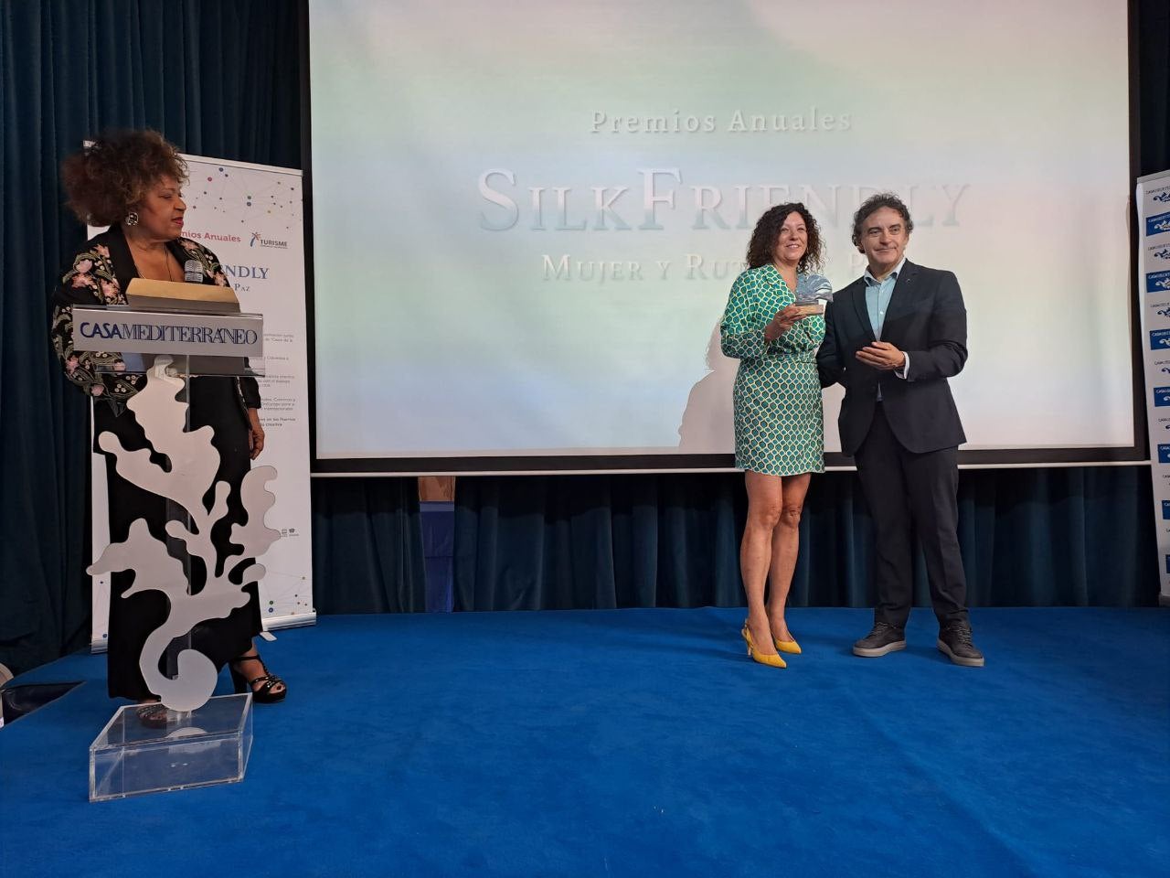 Carmen Herrero rep el premi en mans de Francesc Colomer