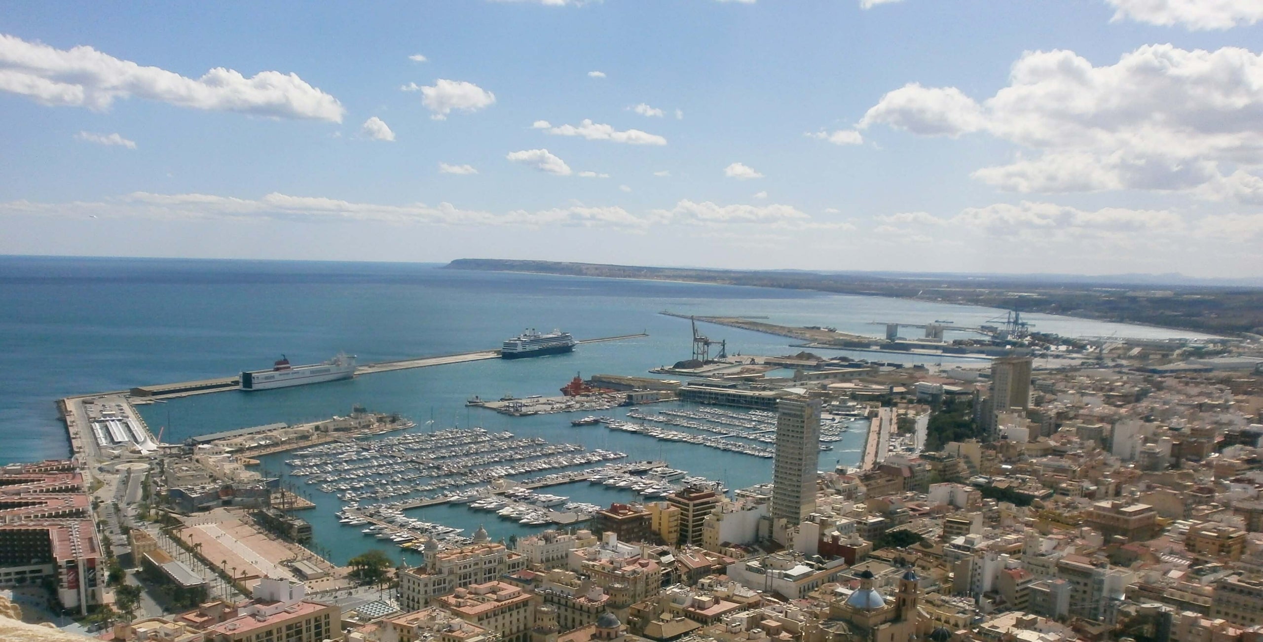 El port d'Alacant, vist des del castell de Santa Bàrbara
