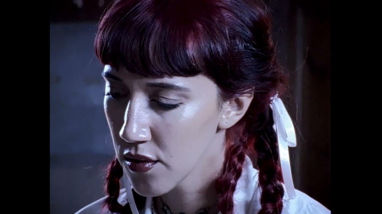 Sandra Montfort presenta el vídeoclip «Estrany triangle amorós»