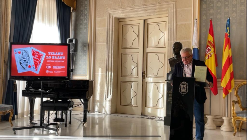 El regidor de Cultura d'Alacant, Antonio Manresa, en l'acte de lectura del «Tirant lo Blanc»