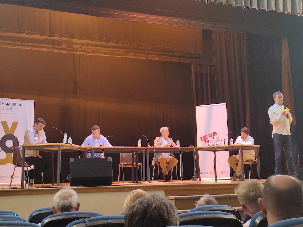El veïnat de la Vall d’Albaida mostra el rebuig als projectes de macroplantes solars en un debat organitzat per l’IEVA