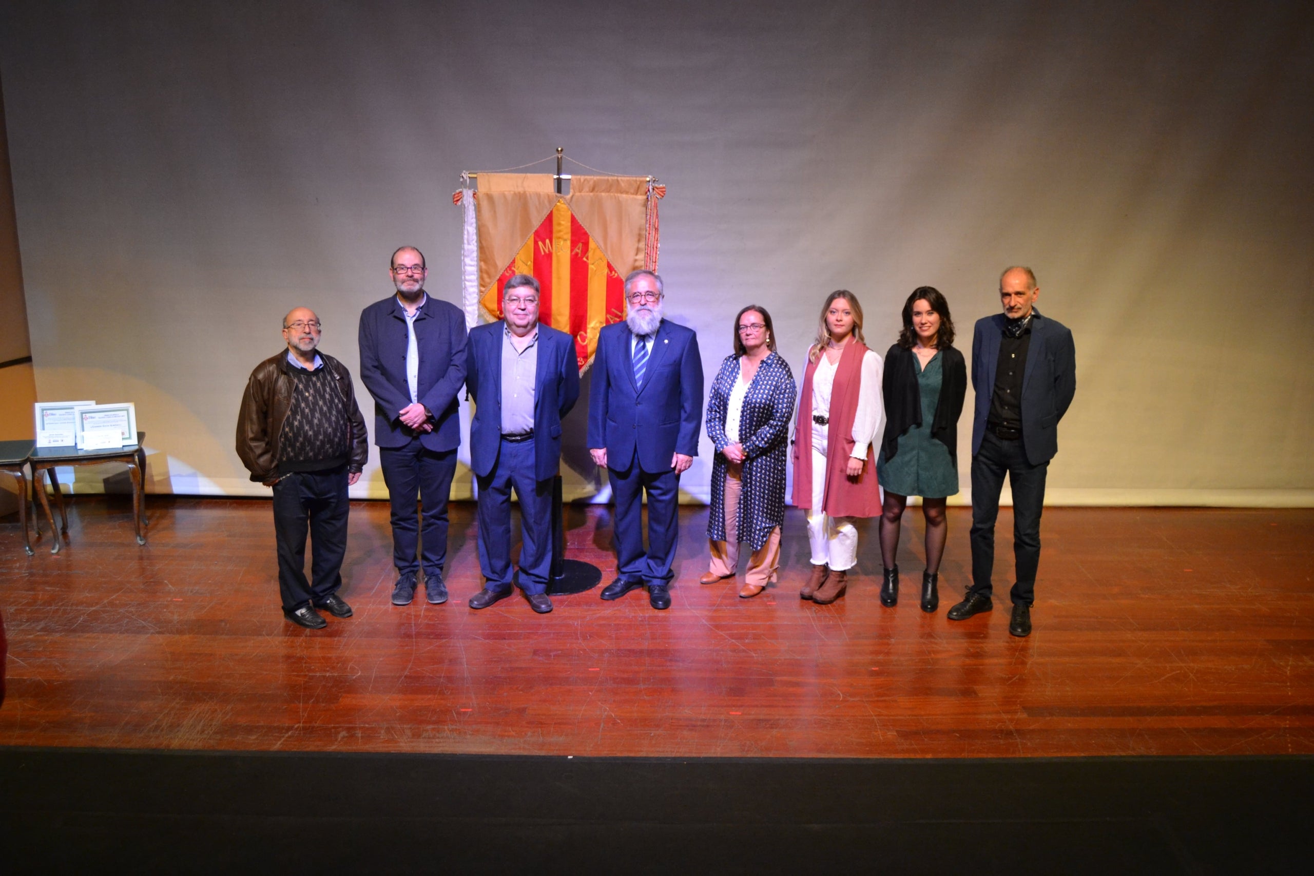 Els guardonats amb els Premis Miquelet 2022, amb els organitzadors dels premis