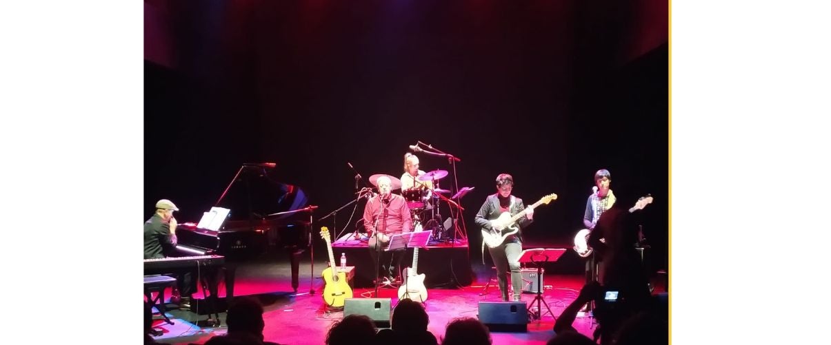 CONCERT PRESENTACIÓ SALA RUSSAFA 30/11/21 Salva Vázquez al piano, Lucía Zambudio a la guitarra, Maria López Menadas al baix i Eva Català a la bateria