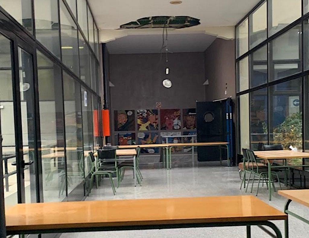 Zona de l'IES Abastos de València tancada per la caiguda d'un tros del sostre | AMPA Abastos