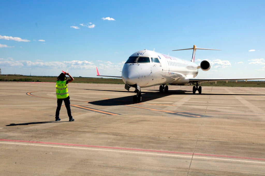 Una operària de rampa dona instruccions a un avió que acaba d'aterrar a l'aeroport de Lleida-Alguaire | Anna Berga |ACN