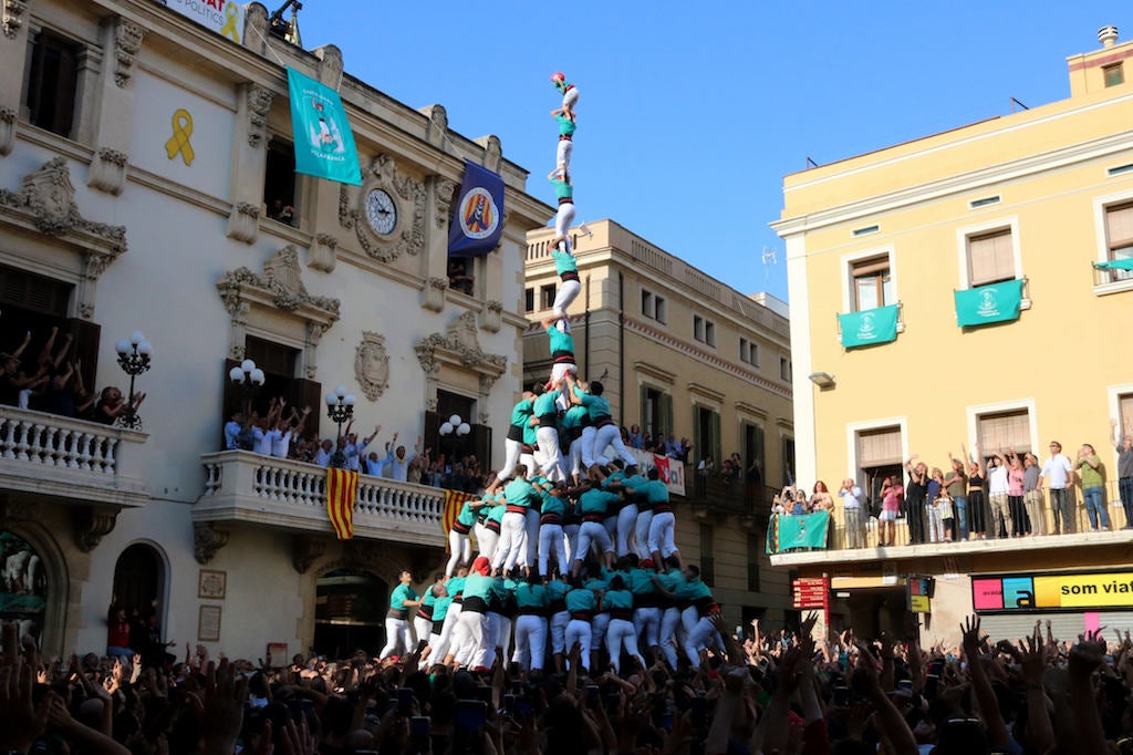 Pilar de 9 amb folre, manilles i puntals carregat pels Castellers de Vilafranca a la diada de Tots Sants 2022, el primer de la història del món casteller | Gemma Sánchez | ACN