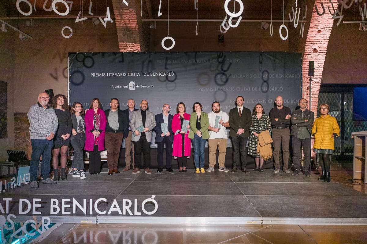 Imatge dels premiats i dels organitzadors dels Premis Literaris Ciutat de Benicarló