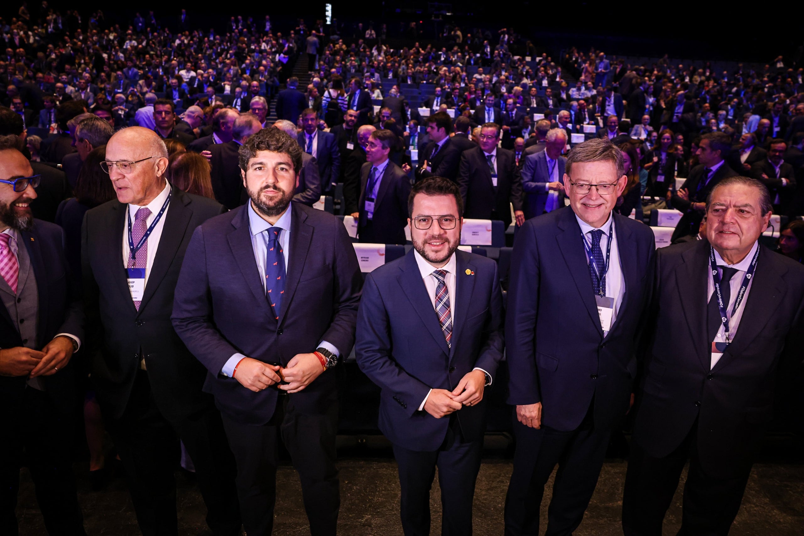 El president Ximo Puig, al costat del president català, Pere Aragonès, i del president de la patronal AVE, Vicente Boluda