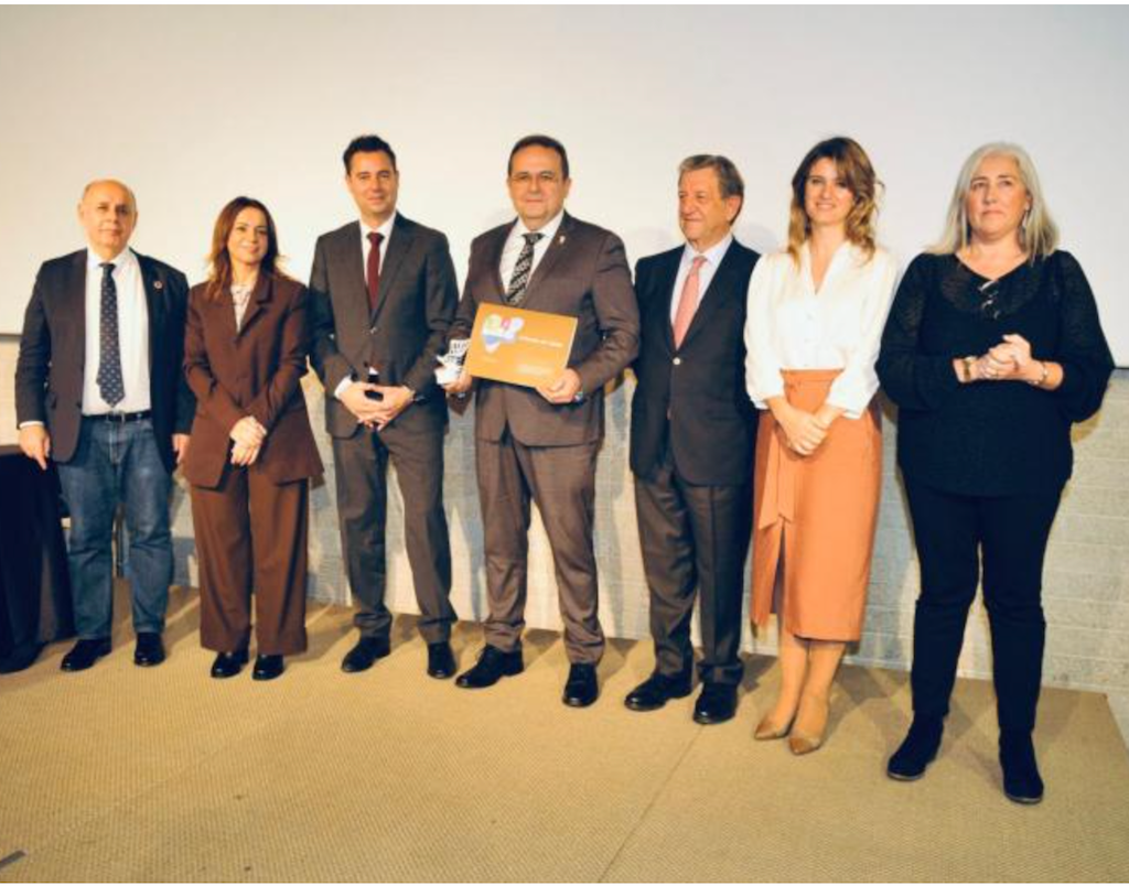 L'alcalde de Sueca, Dimas Vázquez, rep el guardó | Ajuntament de Sueca