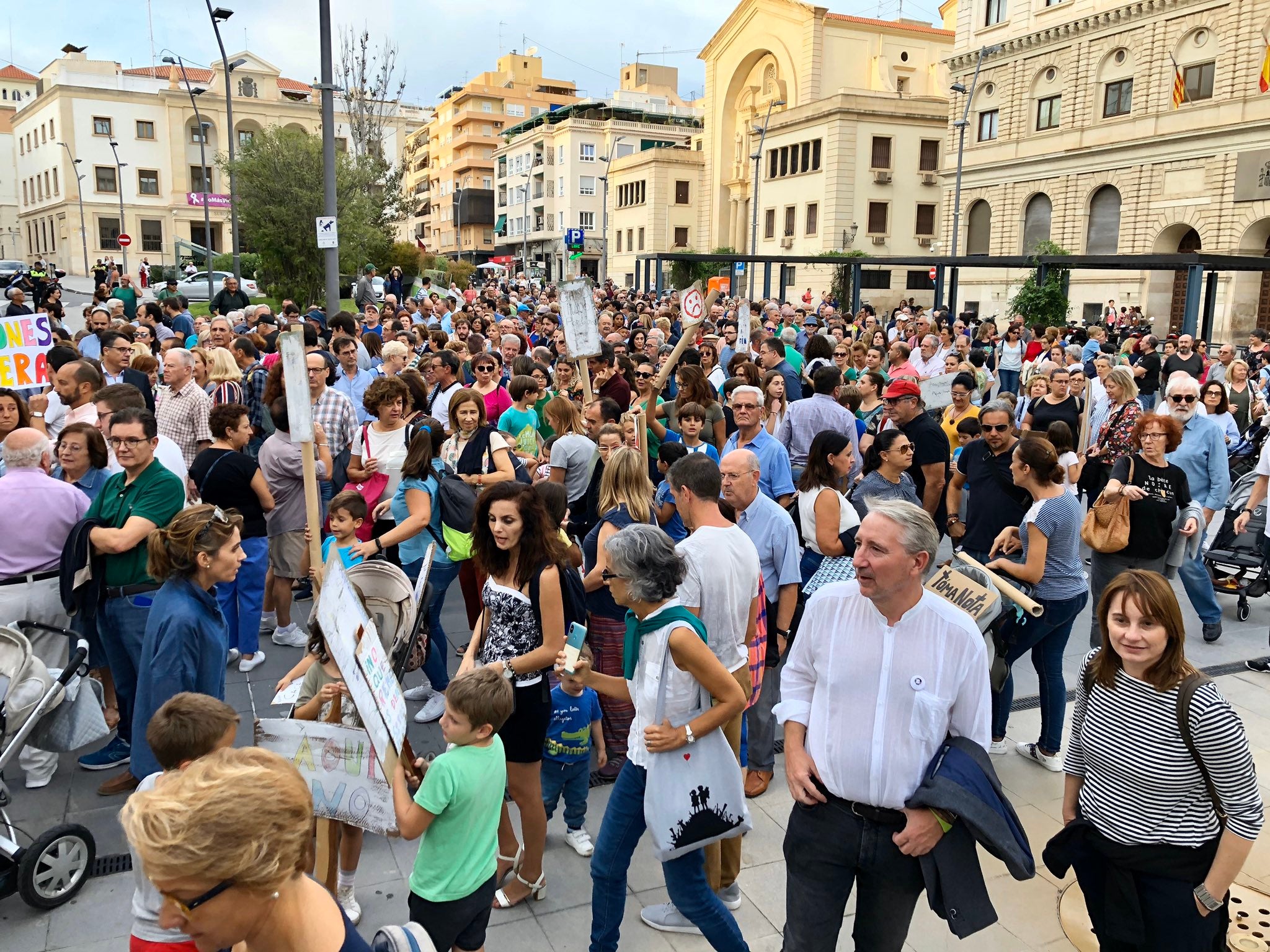 Manifestació recent a Alacant contra els depòsits de macrocombustible al port, que va comptar amb la participació de totes les formacions polítiques d'esquerres