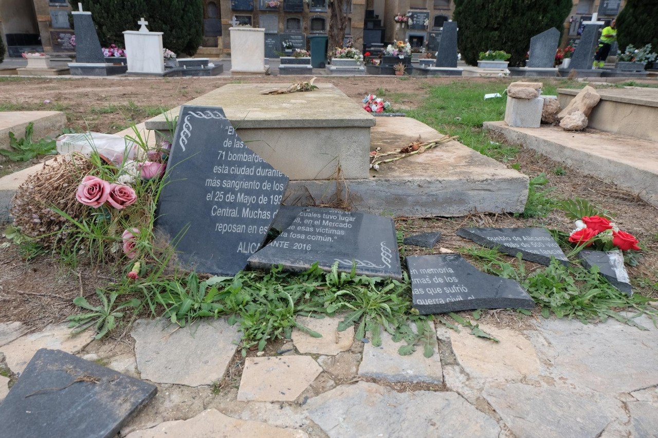 Placa que recordava els morts durant el bombardeig contra el Mercat Central d'Alacant que va ser trencada després d'un acte de Falange