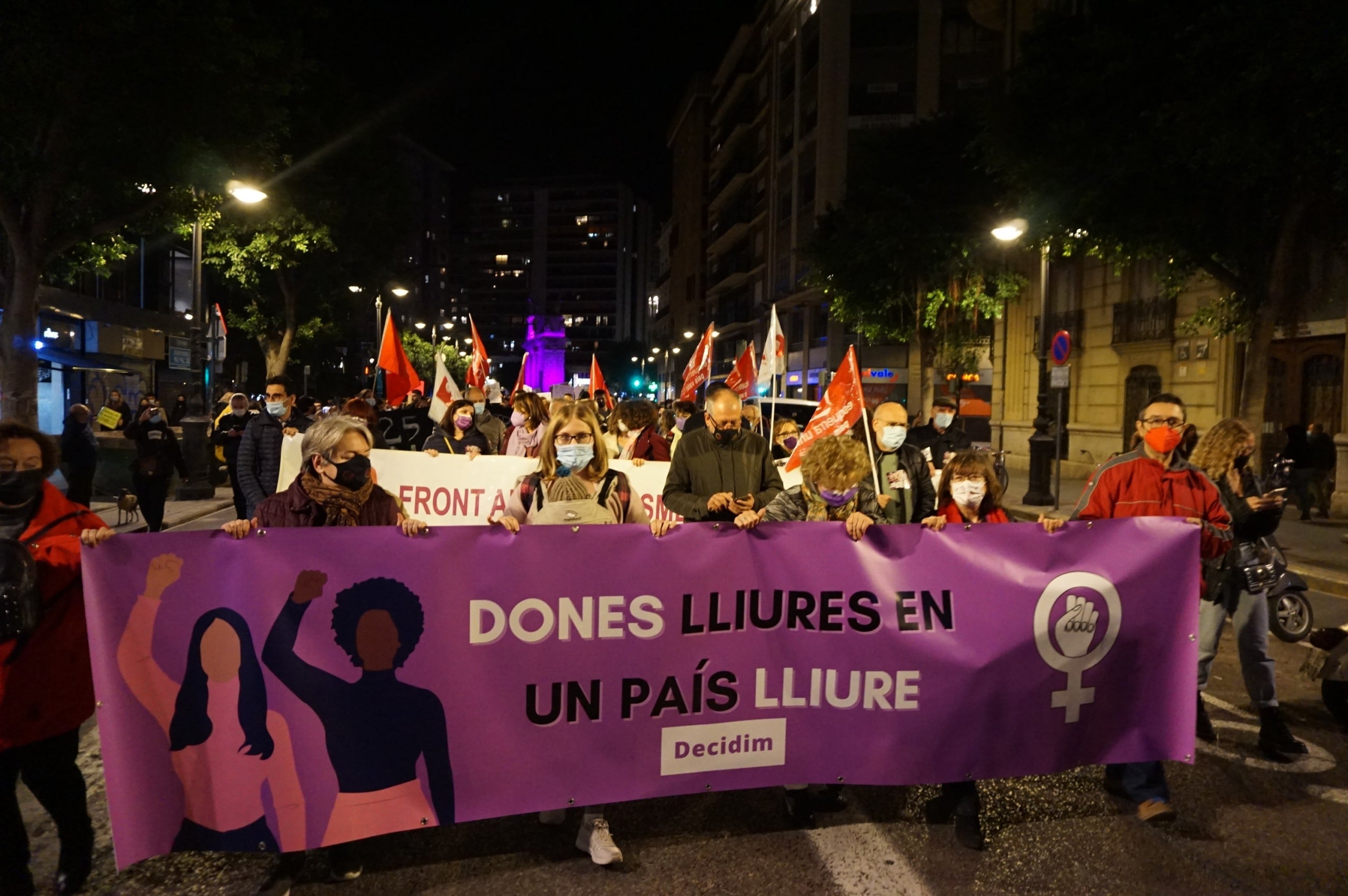 Pancarta de Decidim en la manifestació del 25N de 2021