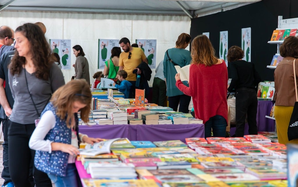 La 4a Plaça del Llibre de Castelló de la Plana desafia el mal oratge