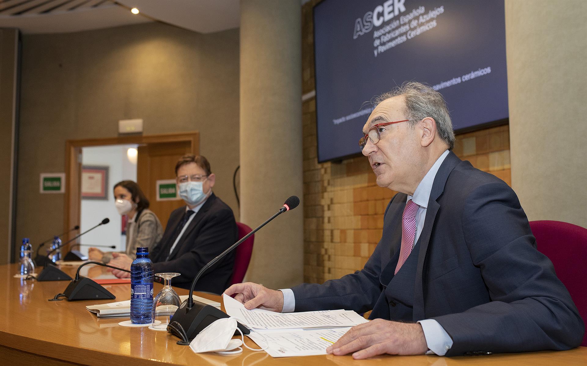 La ministra d'Indústria, Comerç i Turisme, Reyes Maroto; el president de la Generalitat, Ximo Puig, i el president de la patronal ceràmica Ascer, Vicente Nomdedéu |  Carme Ripollés |EP