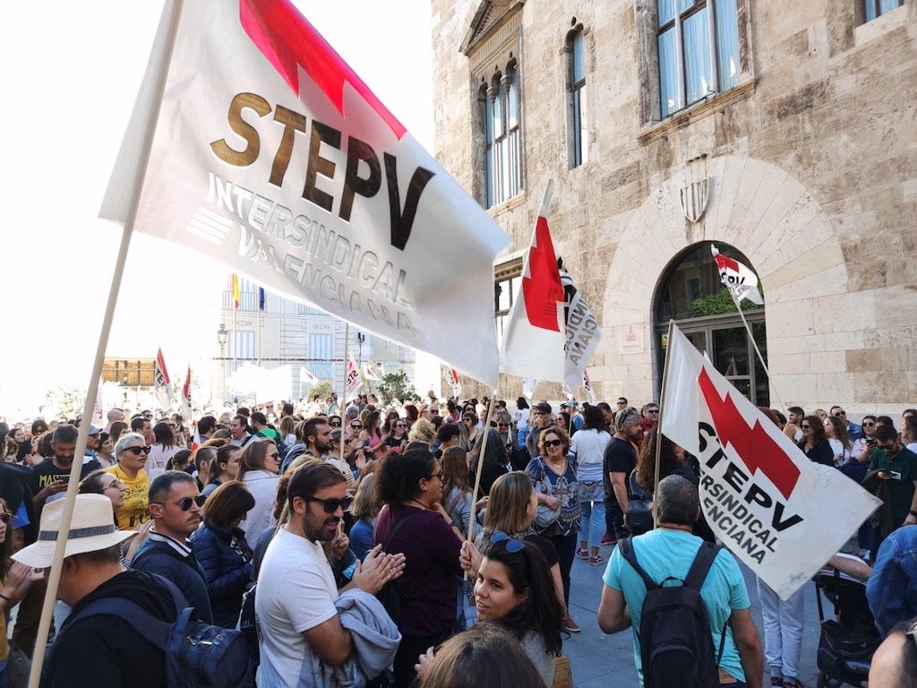 El professorat interí es manifesta a València per a exigir una «consolidació i estabilitat real»