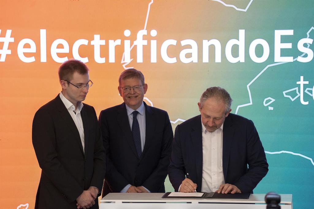 El president de la Generalitat, Ximo Puig, i el cap d'operacions de PowerCo, Sebastian Wolf, en la signatura del conveni per al desenvolupament de la planta de bateries de Sagunt | Jorge Gil | EP