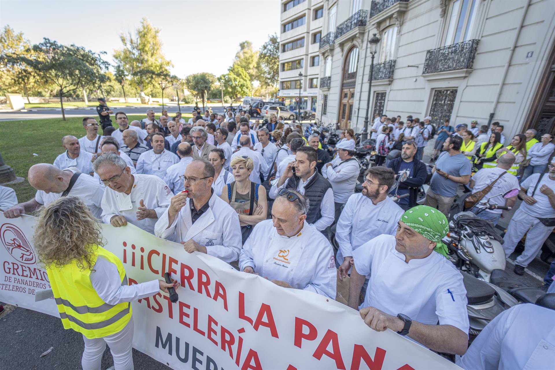 Forners artesans de València es concentren davant la Delegació del Govern espanyol per la situació insostenible del sector